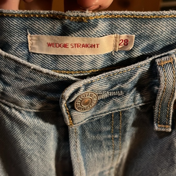 Levi’s wedgie straight, distressed hem - Picture 4 of 4